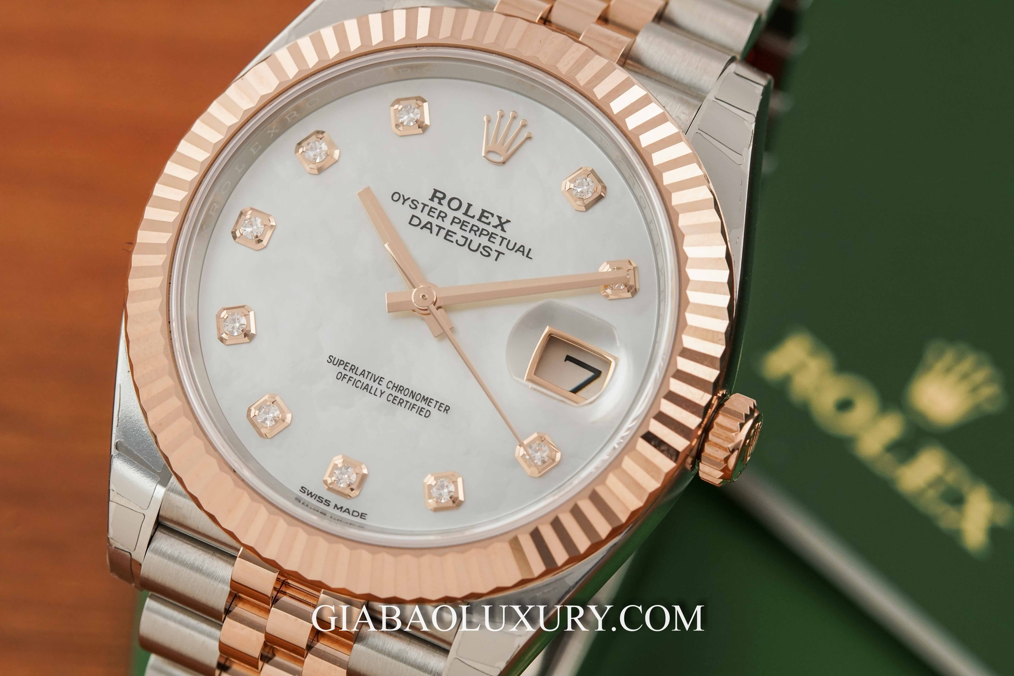 Đồng Hồ Rolex Datejust 126331 Mặt Số Vỏ Trai Trắng Nạm Kim Cương