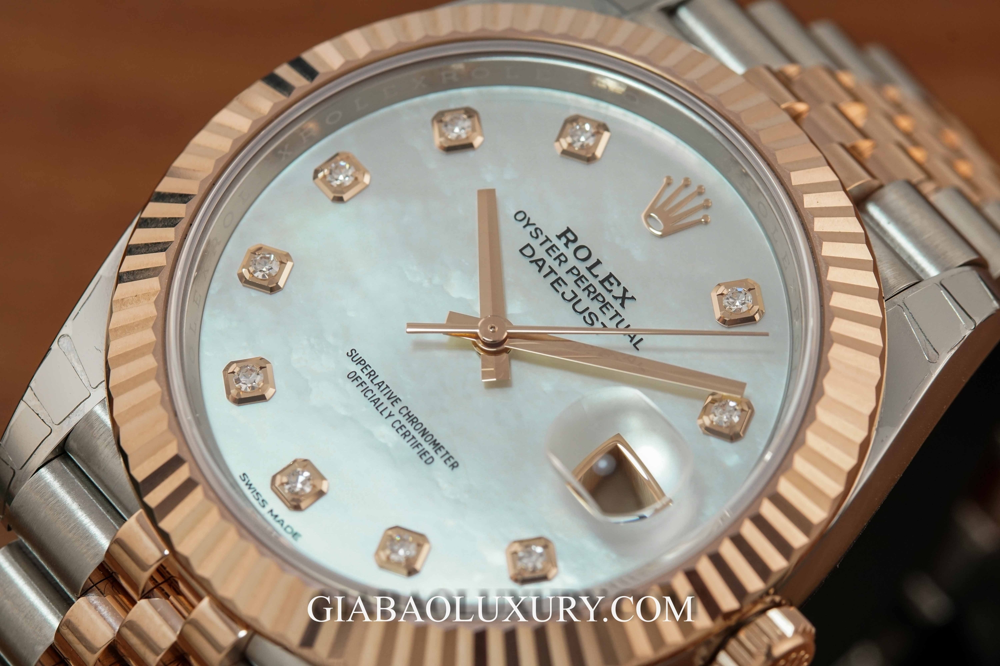 Đồng Hồ Rolex Datejust 126331 Mặt Số Vỏ Trai Trắng Nạm Kim Cương