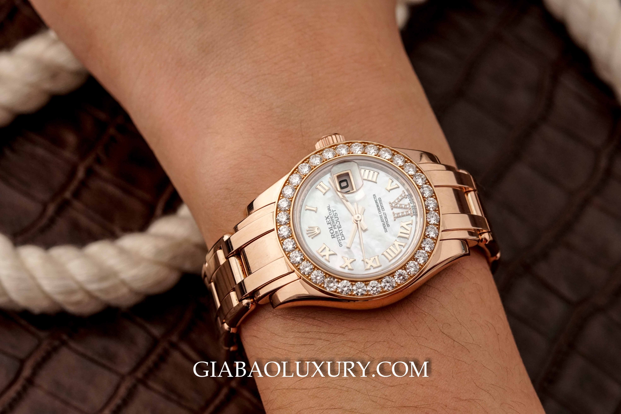 Rolex Pearlmaster 29 vàng Everose mặt số xà cừ trắng