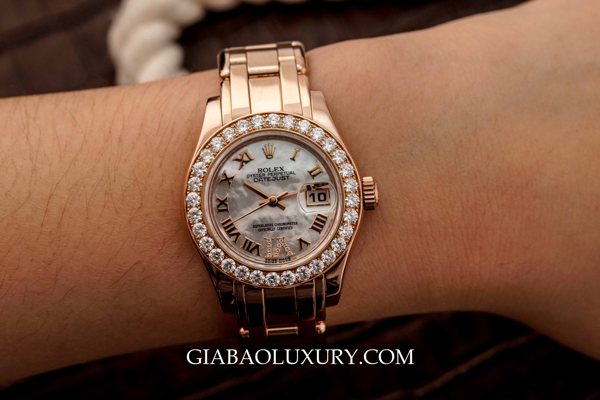 Rolex Pearlmaster 29 vàng Everose mặt số xà cừ trắng