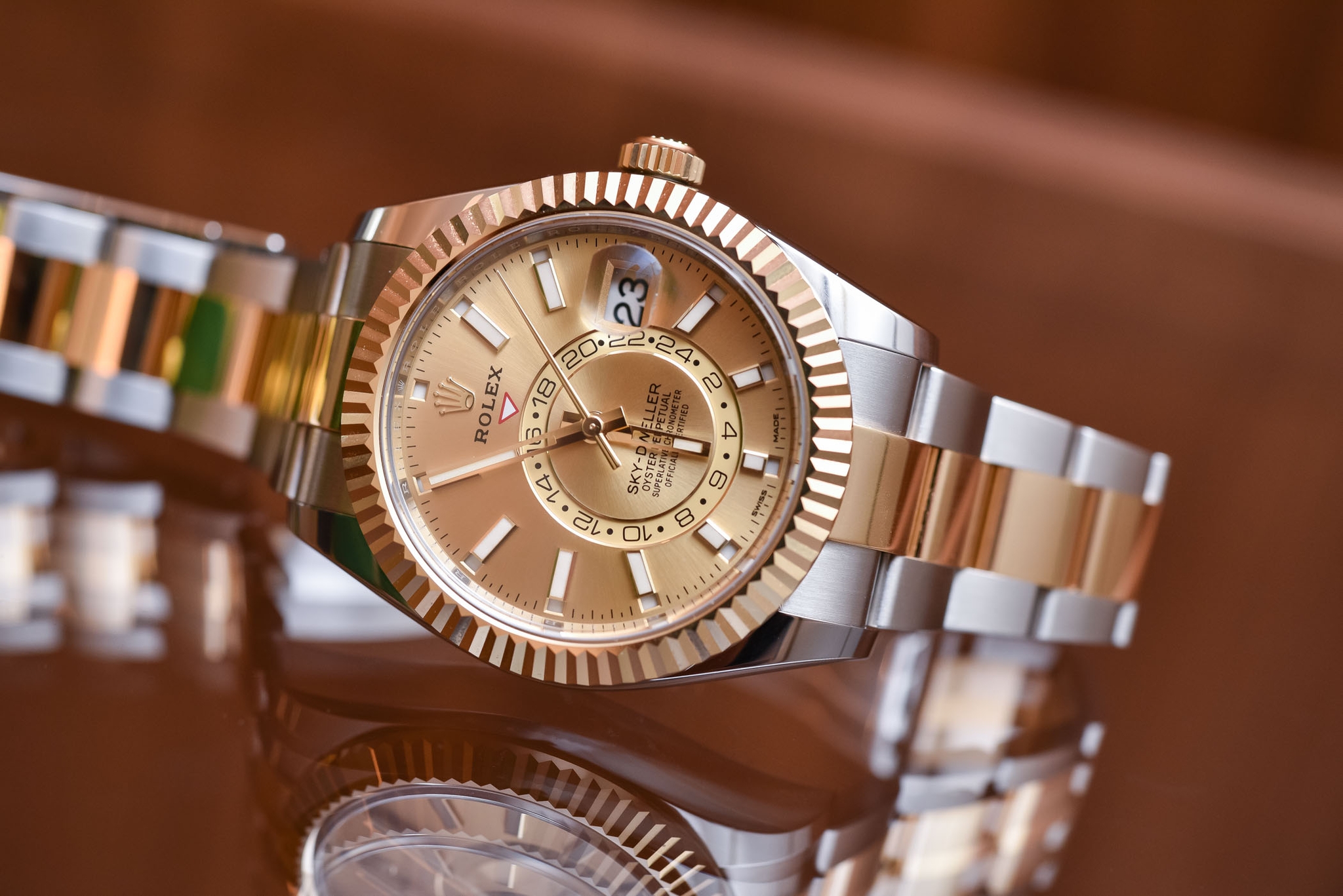 Đồng Hồ Rolex Sky-Dweller 326933 Mặt Số Vàng Champagne