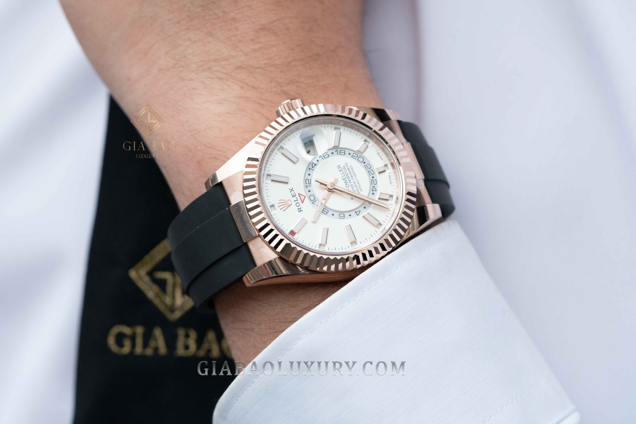 Đồng Hồ Rolex Sky Dweller 326235 Mặt Số Trắng