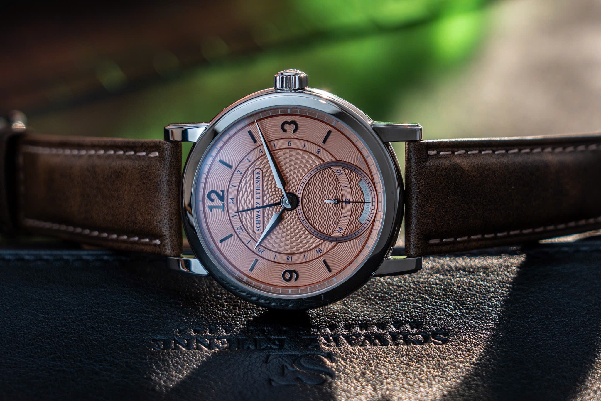 Kari Voutilainen x Schwarz Etienne  – Mẫu đồng hồ đầu tiên với chức năng GMT