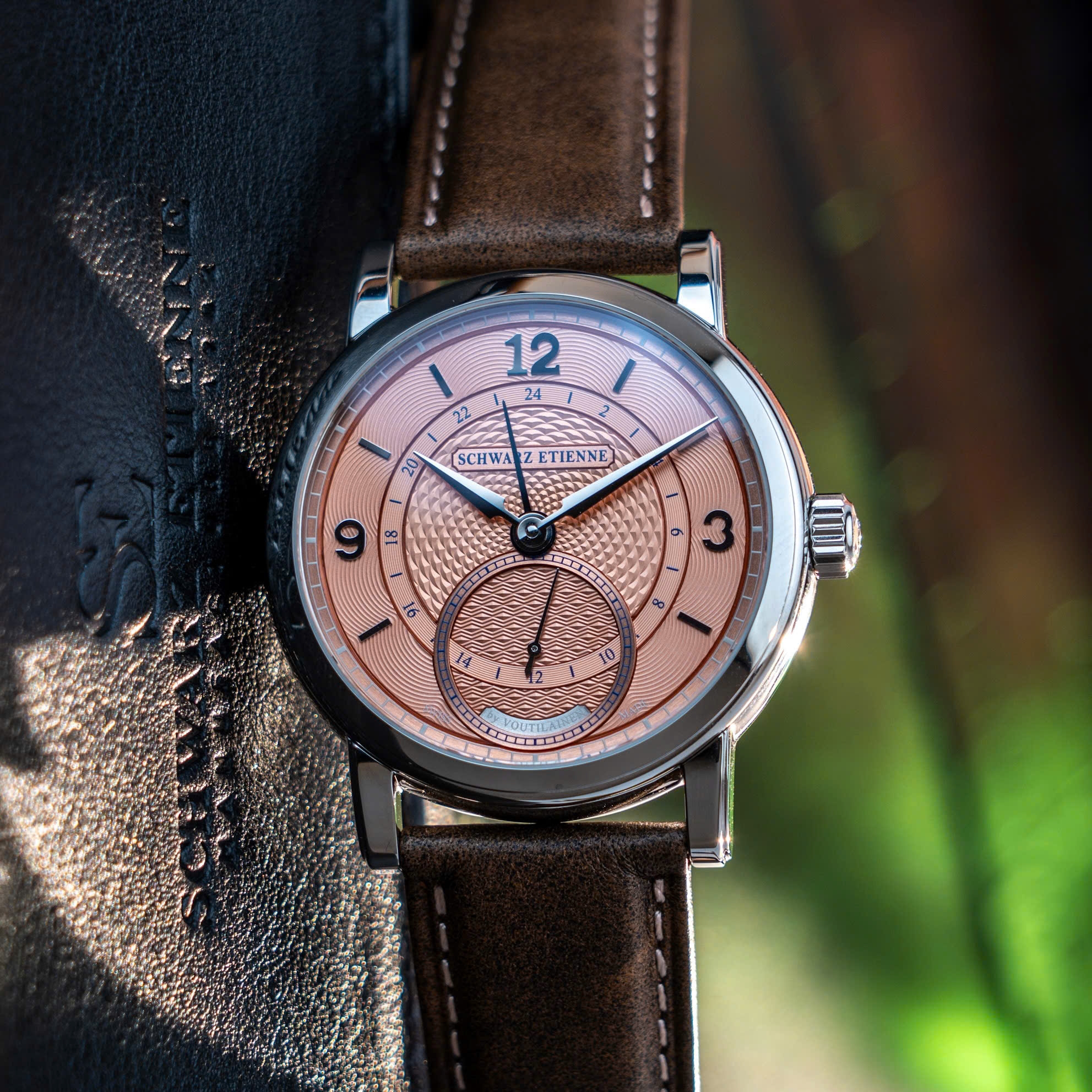 Kari Voutilainen x Schwarz Etienne  – Mẫu đồng hồ đầu tiên với chức năng GMT