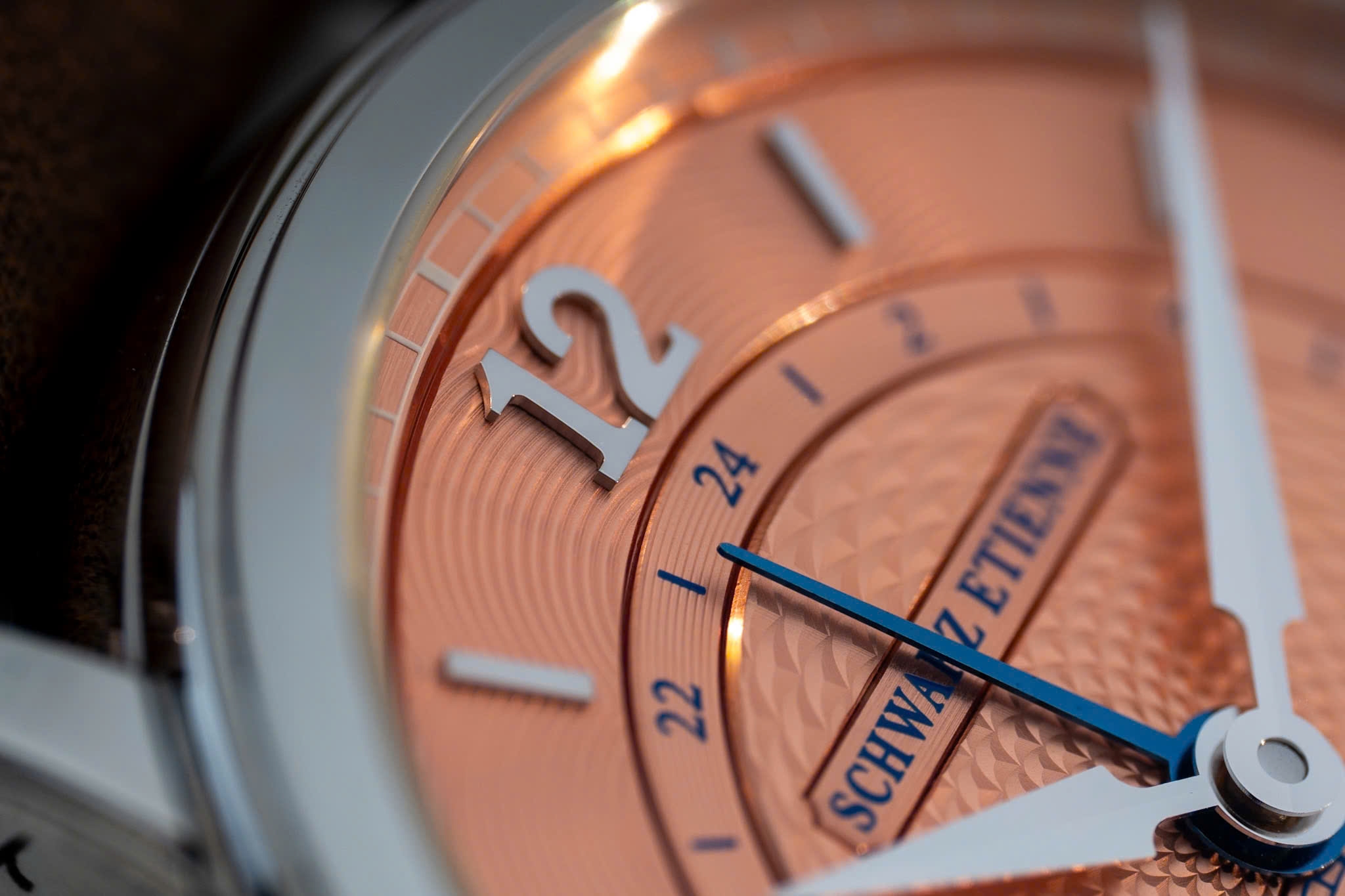 Đồng Hồ Schwarz Etienne Roma Synergy GMT Mặt số Salmon by Kari Voutilainen
