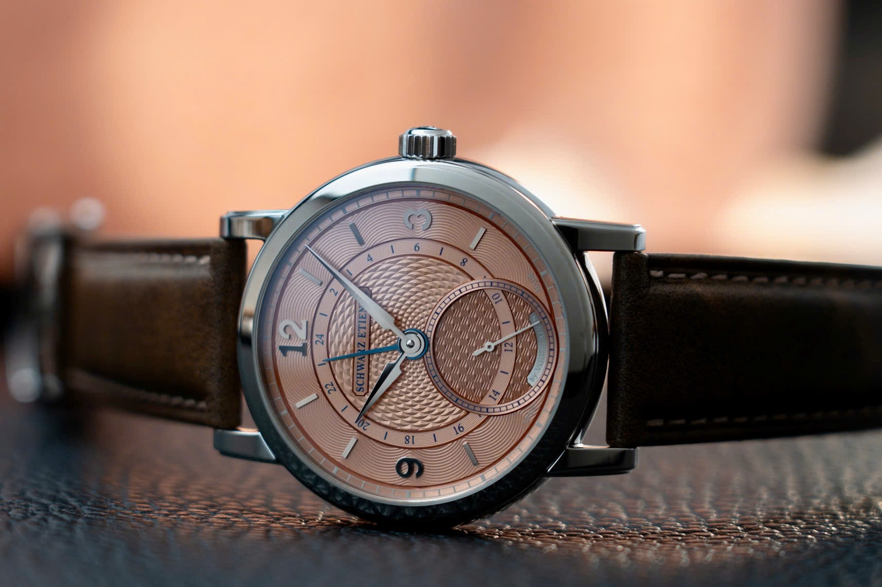 Kari Voutilainen x Schwarz Etienne  – Mẫu đồng hồ đầu tiên với chức năng GMT