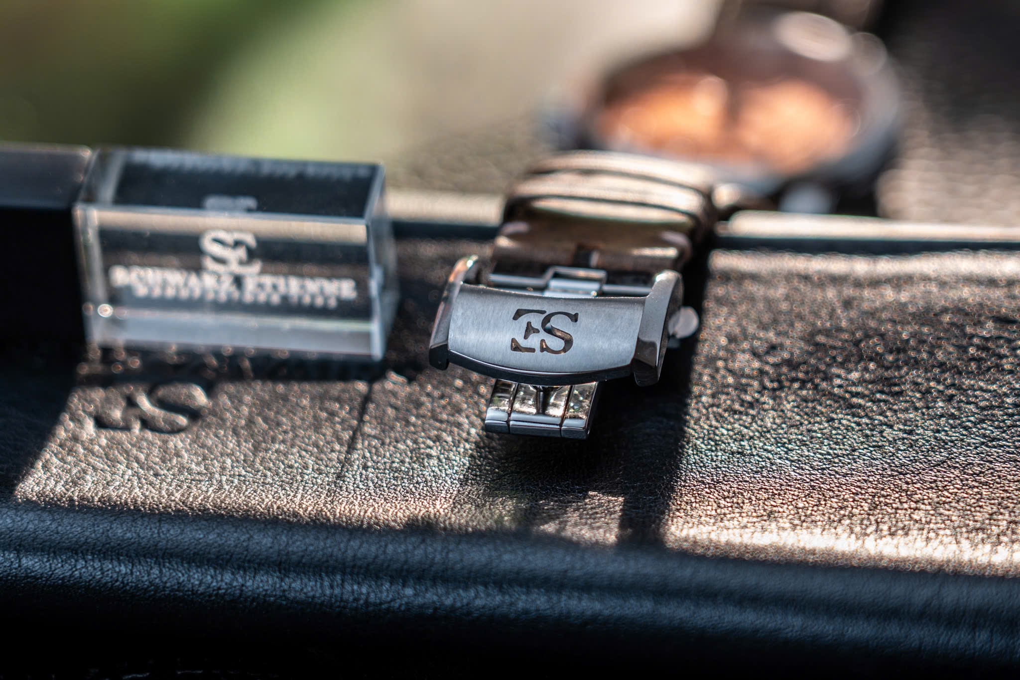 Kari Voutilainen x Schwarz Etienne  – Mẫu đồng hồ đầu tiên với chức năng GMT