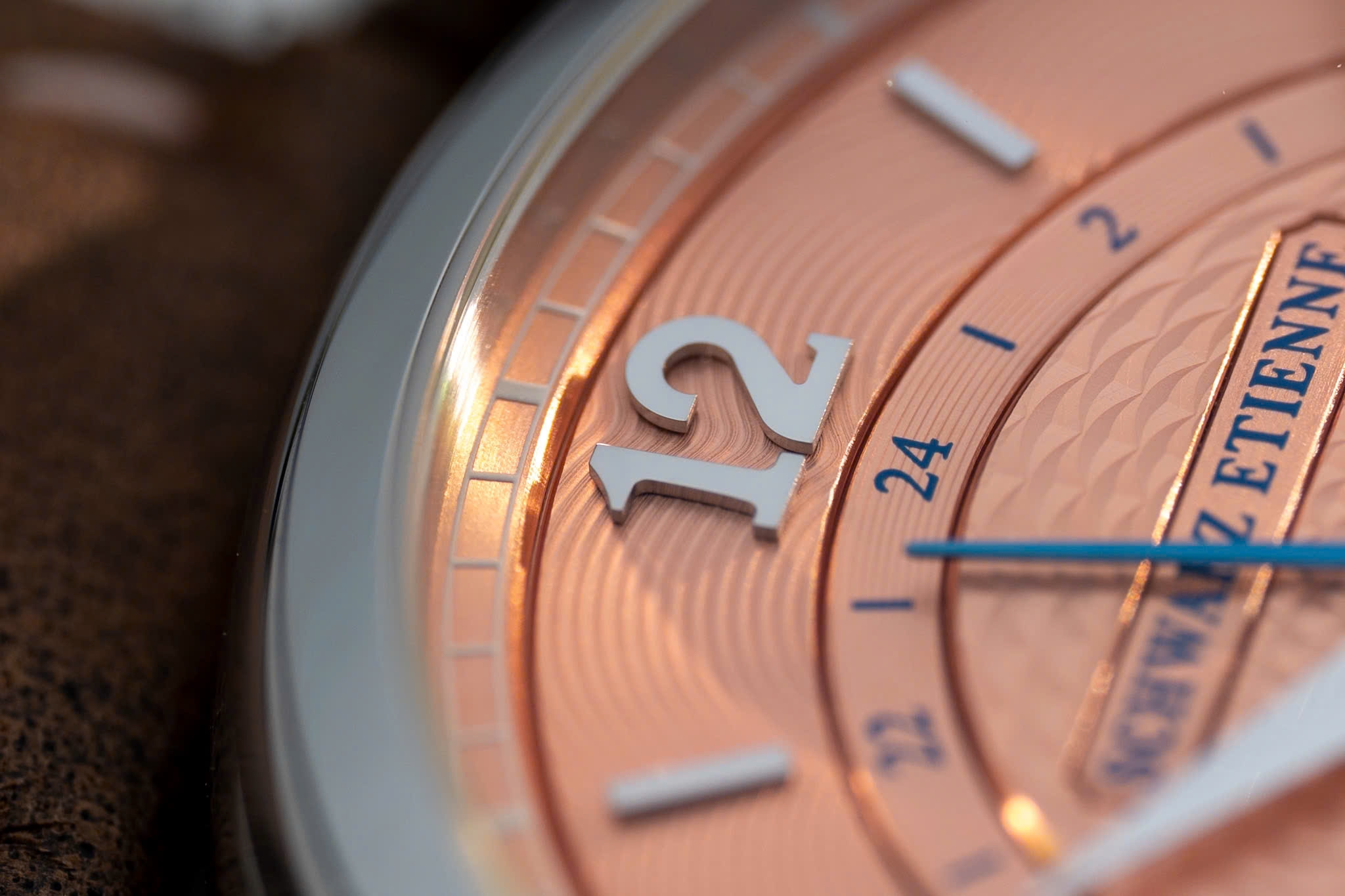 Đồng Hồ Schwarz Etienne Roma Synergy GMT Mặt số Salmon by Kari Voutilainen