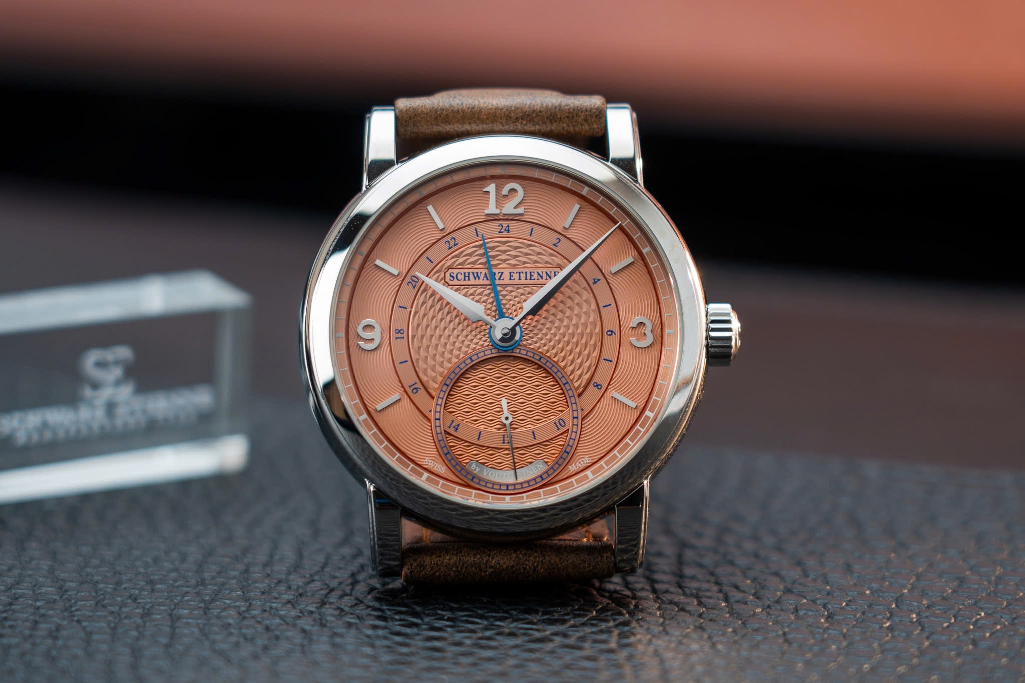 Đồng Hồ Schwarz Etienne Roma Synergy GMT Mặt số Salmon by Kari Voutilainen