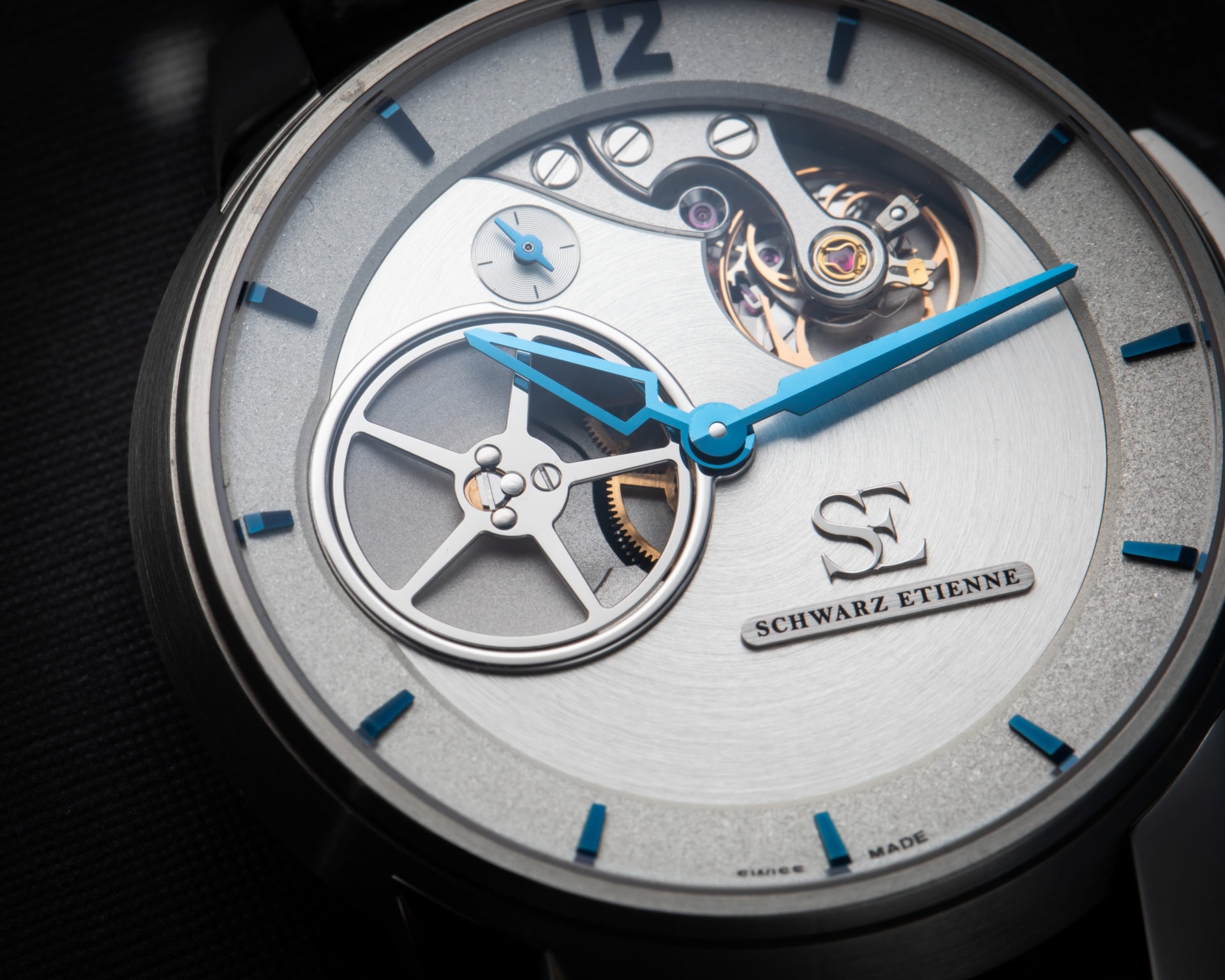 Đồng hồ đeo tay thương hiệu Schwarz Etienne, dòng sản phẩm Roswell Voyage, ref WRW20TJ16SS04AA, mặt số bạc, size 45mm, máy tự động, vỏ đồng hồ bằng thép không gỉ, dây da, mới 100%