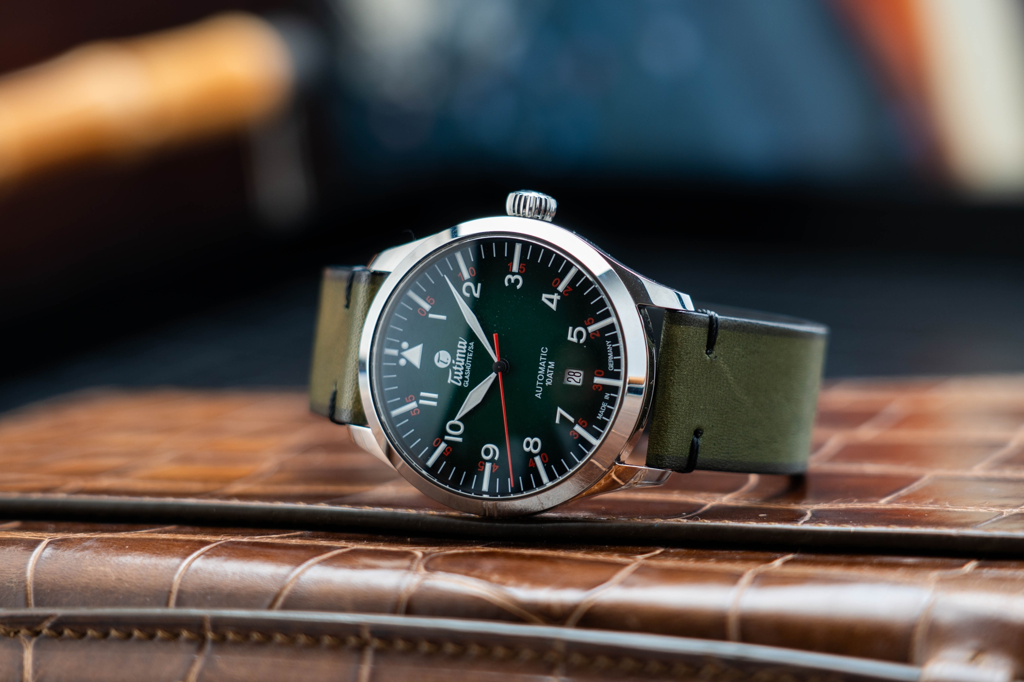 Đồng hồ đeo tay thương hiệu Tutima, dòng sản phẩm Grand Flieger, Ref no: 6105-29, mặt số xanh lá size 41mm, máy tự động, vỏ đồng hồ bằng thép không gỉ và dây da bê màu xanh lá, hàng mới 100%