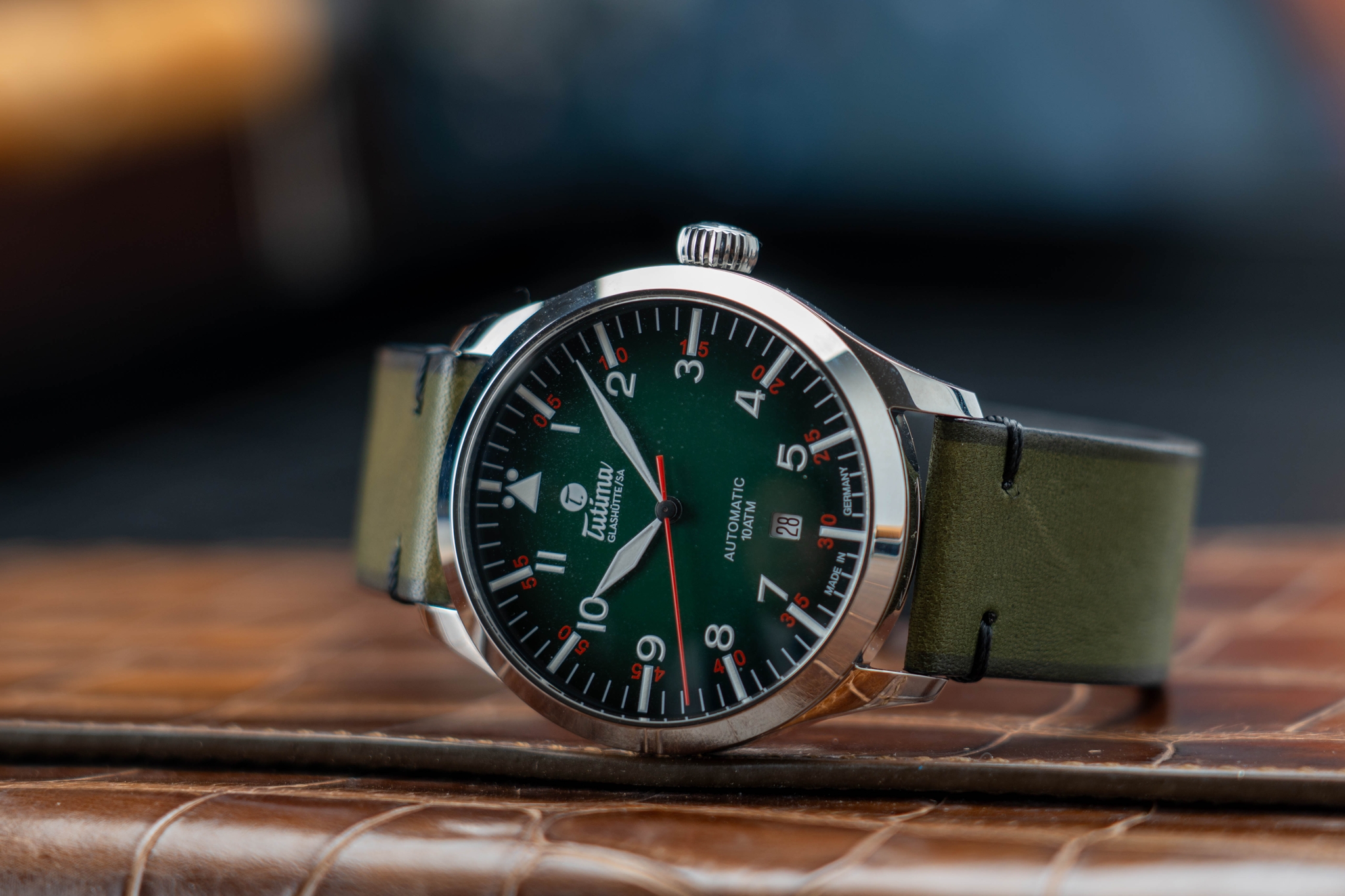 Đồng hồ đeo tay thương hiệu Tutima, dòng sản phẩm Grand Flieger, Ref no: 6105-29, mặt số xanh lá size 41mm, máy tự động, vỏ đồng hồ bằng thép không gỉ và dây da bê màu xanh lá, hàng mới 100%