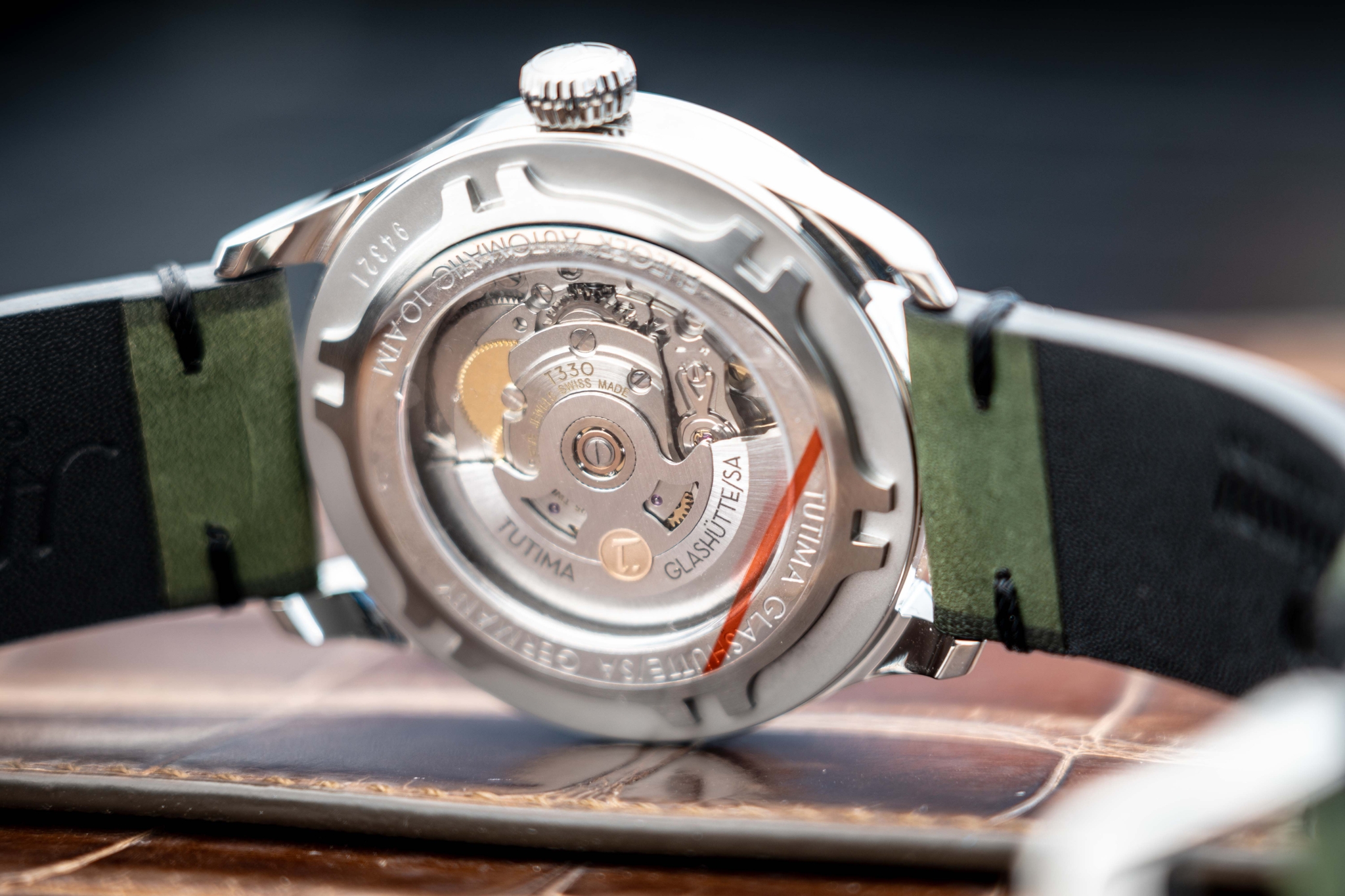 Đồng hồ đeo tay thương hiệu Tutima, dòng sản phẩm Grand Flieger, Ref no: 6105-29, mặt số xanh lá size 41mm, máy tự động, vỏ đồng hồ bằng thép không gỉ và dây da bê màu xanh lá, hàng mới 100%