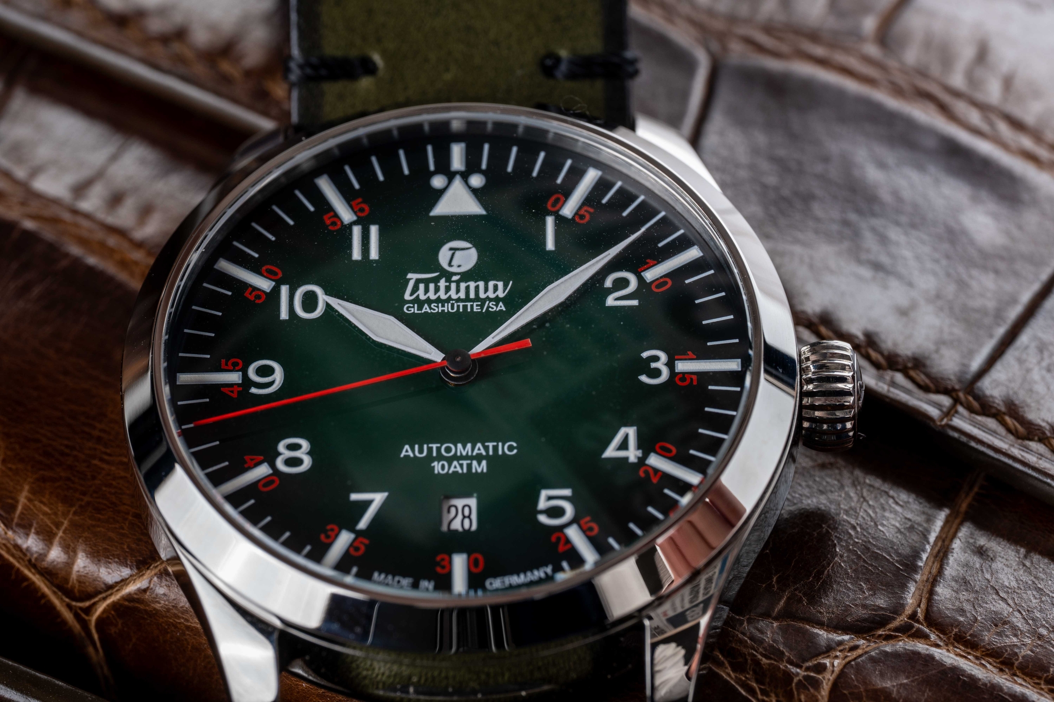 Đồng hồ đeo tay thương hiệu Tutima, dòng sản phẩm Grand Flieger, Ref no: 6105-29, mặt số xanh lá size 41mm, máy tự động, vỏ đồng hồ bằng thép không gỉ và dây da bê màu xanh lá, hàng mới 100%
