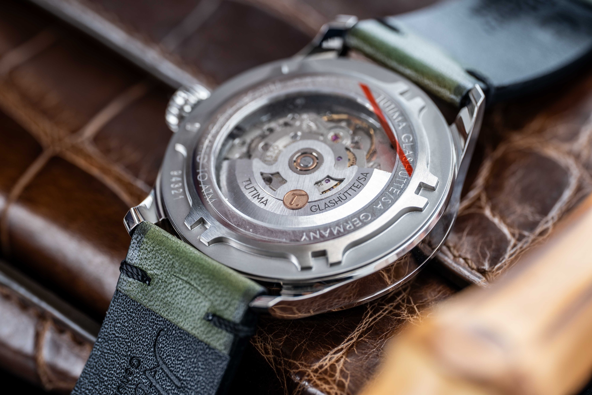 Đồng hồ đeo tay thương hiệu Tutima, dòng sản phẩm Grand Flieger, Ref no: 6105-29, mặt số xanh lá size 41mm, máy tự động, vỏ đồng hồ bằng thép không gỉ và dây da bê màu xanh lá, hàng mới 100%