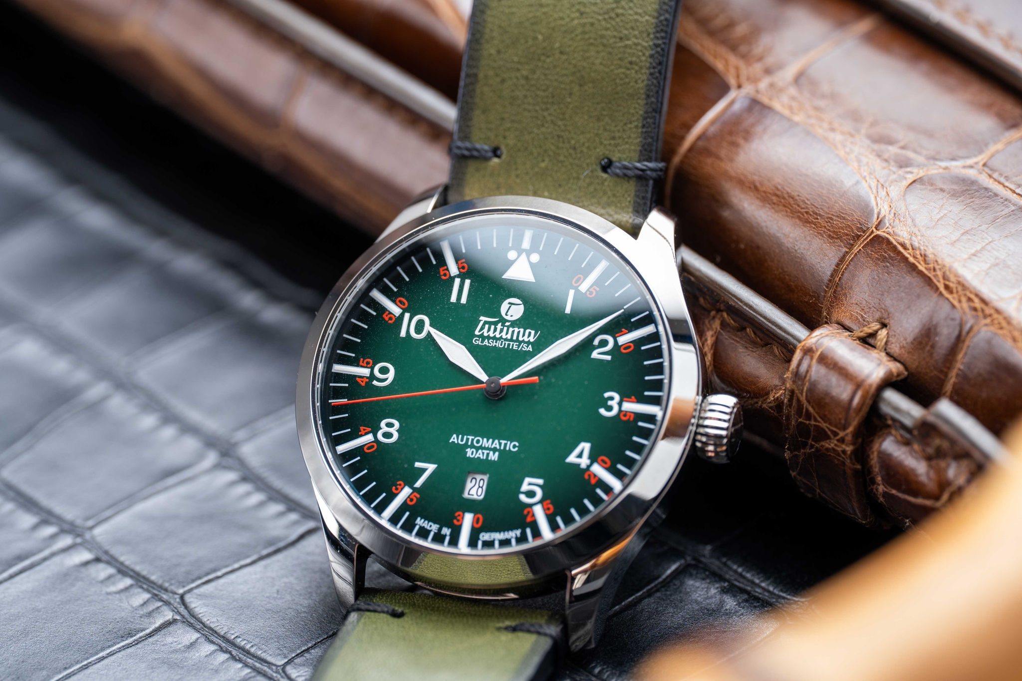 Đồng hồ đeo tay thương hiệu Tutima, dòng sản phẩm Grand Flieger, Ref no: 6105-29, mặt số xanh lá size 41mm, máy tự động, vỏ đồng hồ bằng thép không gỉ và dây da bê màu xanh lá, hàng mới 100%