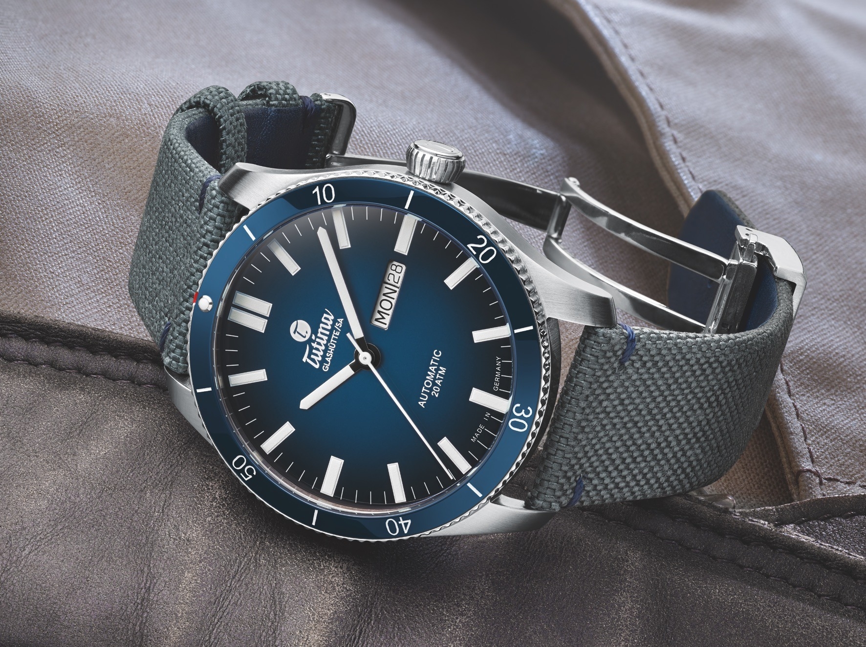 Tutima, dòng sản phẩm Grand Flieger Airport, Ref no: 6107-01, mặt số xanh dương Dégradé