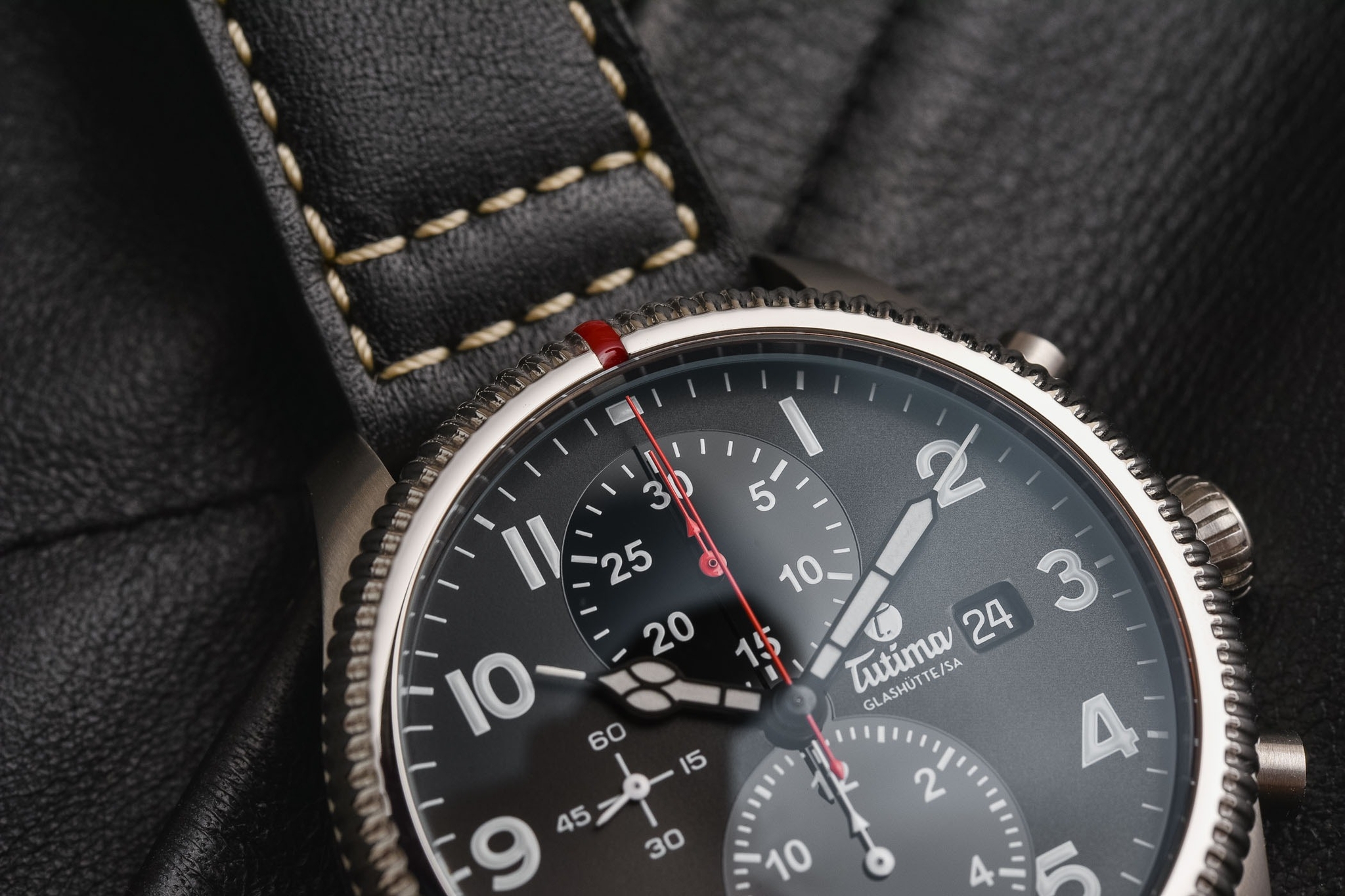 Đồng hồ đeo tay thương hiệu Tutima, dòng sản phẩm Grand Flieger Classic, Ref no: 6408-01, mặt số nhung đen, size 41mm, máy tự động, vỏ đồng hồ bằng thép không gỉ và dây da bê màu đen, hàng mới 100%