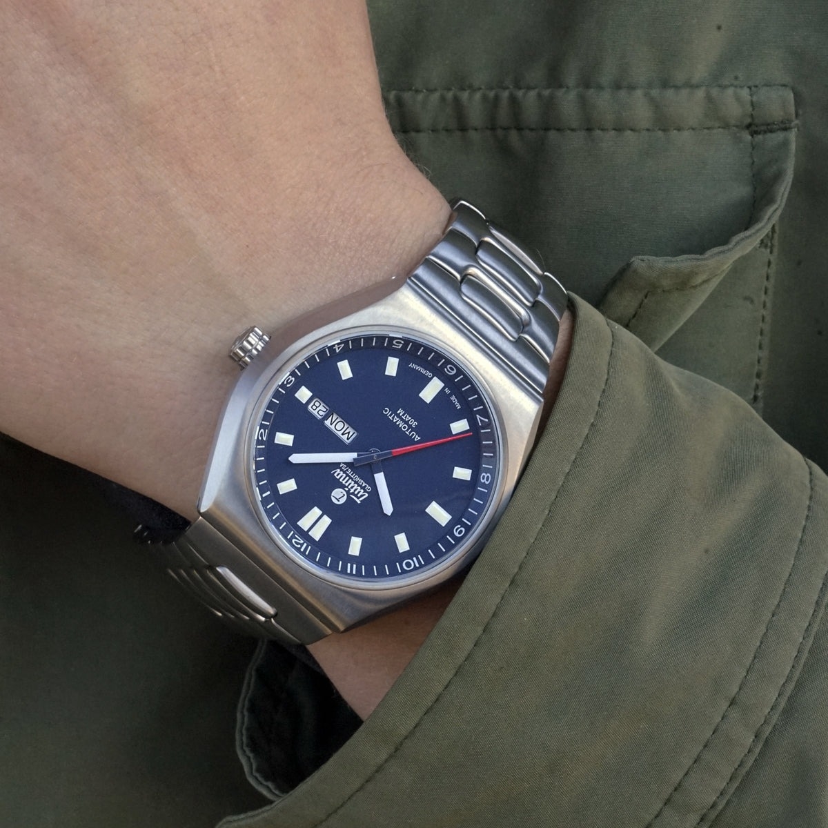 Đồng hồ đeo tay thương hiệu Tutima, dòng sản phẩm M2 Coastline, Ref no: 6150-02, mặt số xanh Deep, size 43mm, máy tự động, vỏ đồng hồ và dây bằng titanium, hàng mới 100%