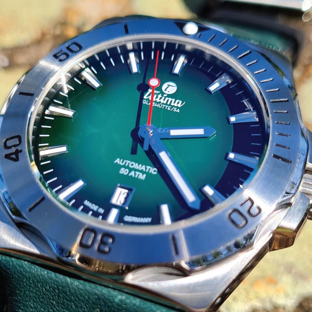 Tutima, dòng sản phẩm M2 Seven Seas S, Ref no: 6155-05, mặt số xanh lá Dégradé
