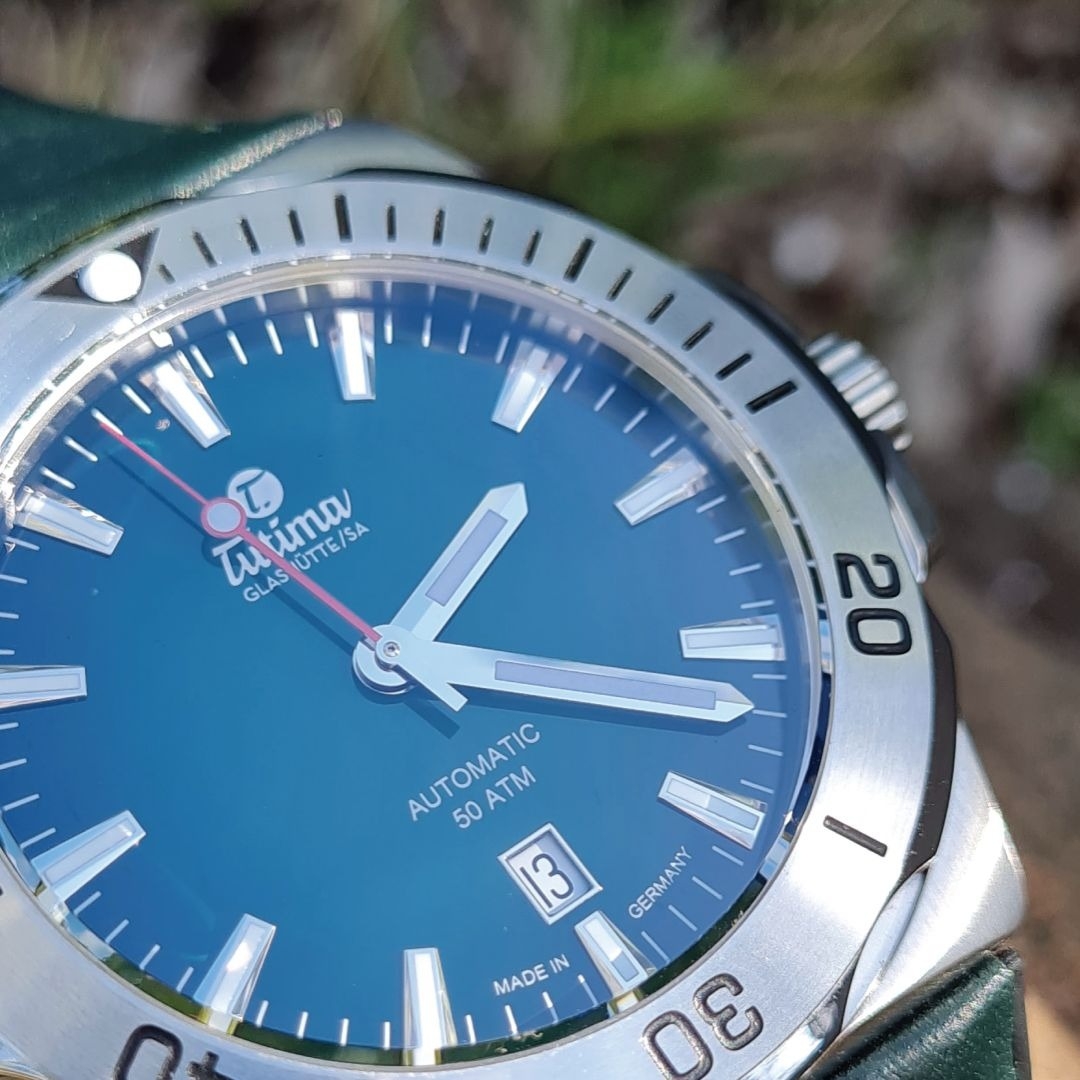 Tutima, dòng sản phẩm M2 Seven Seas S, Ref no: 6155-05, mặt số xanh lá Dégradé