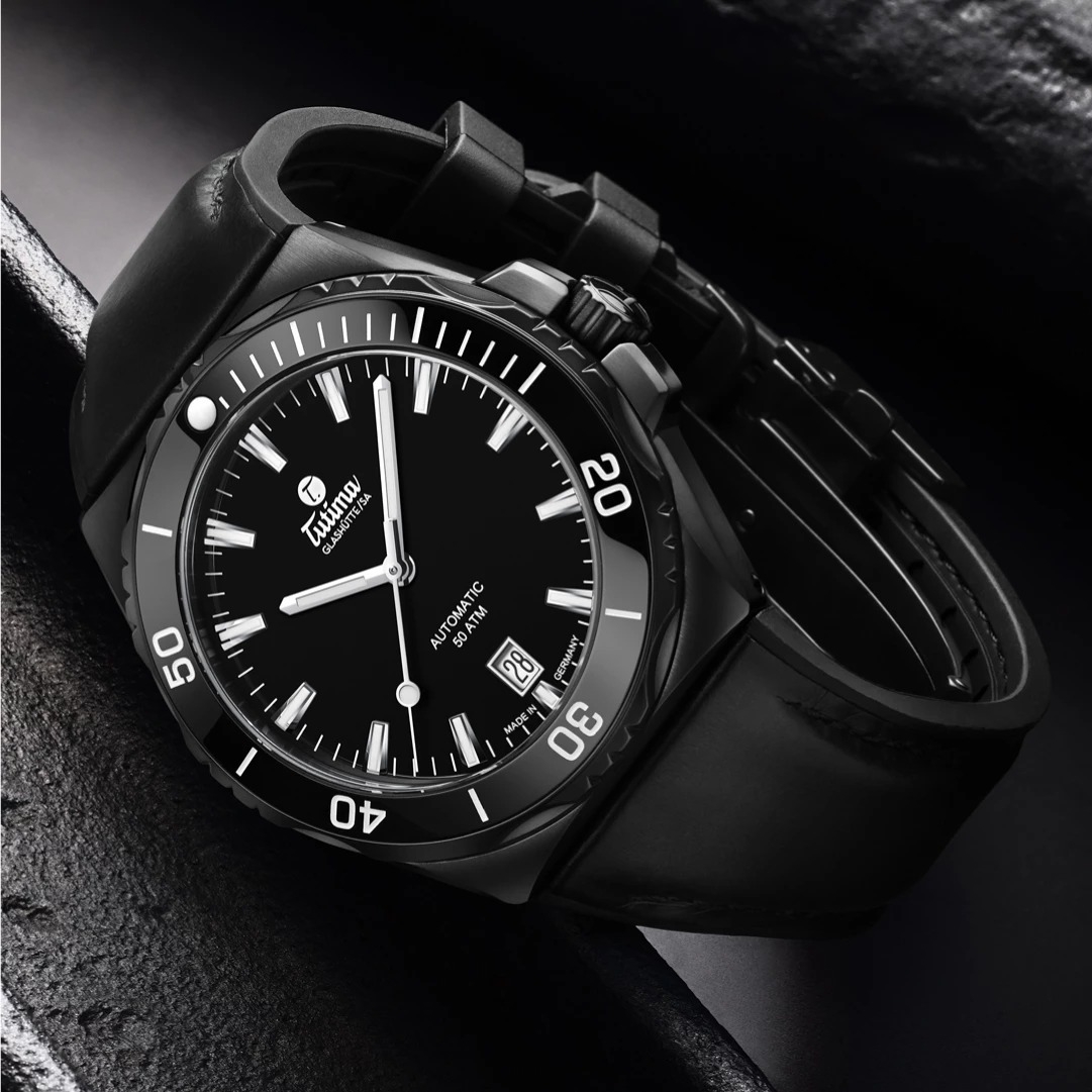 Tutima, dòng sản phẩm M2 Seven Seas S, Ref no: 6156-13, mặt số đen Deep