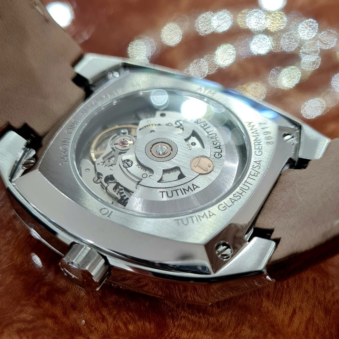 Đồng hồ đeo tay thương hiệu Tutima, dòng sản phẩm Saxon One M, Ref no: 6121-04, mặt số xanh thép