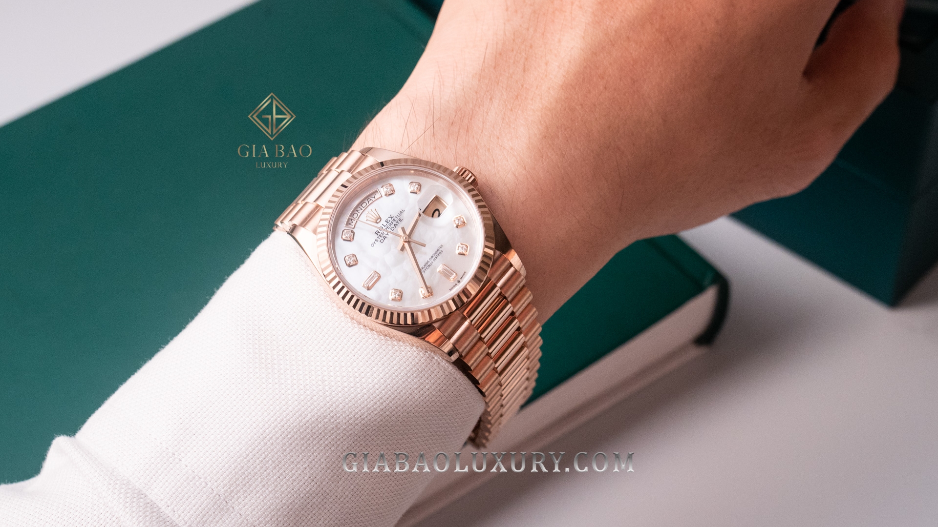 Đồng Hồ Rolex Day-Date 36 128235-0029 Mặt Số Vỏ Trai Trắng