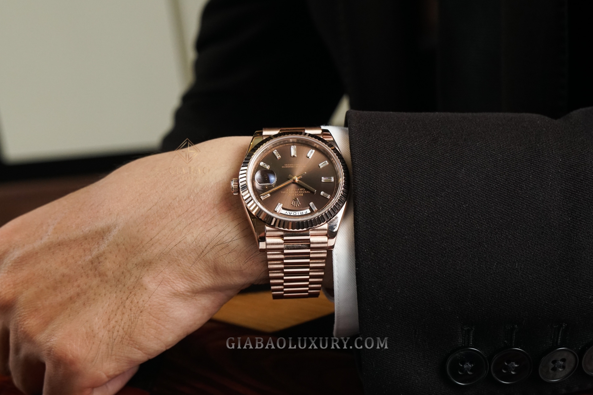 Đồng Hồ Rolex Day-Date 40 228235 Mặt Số Chocolate Nạm Kim Cương