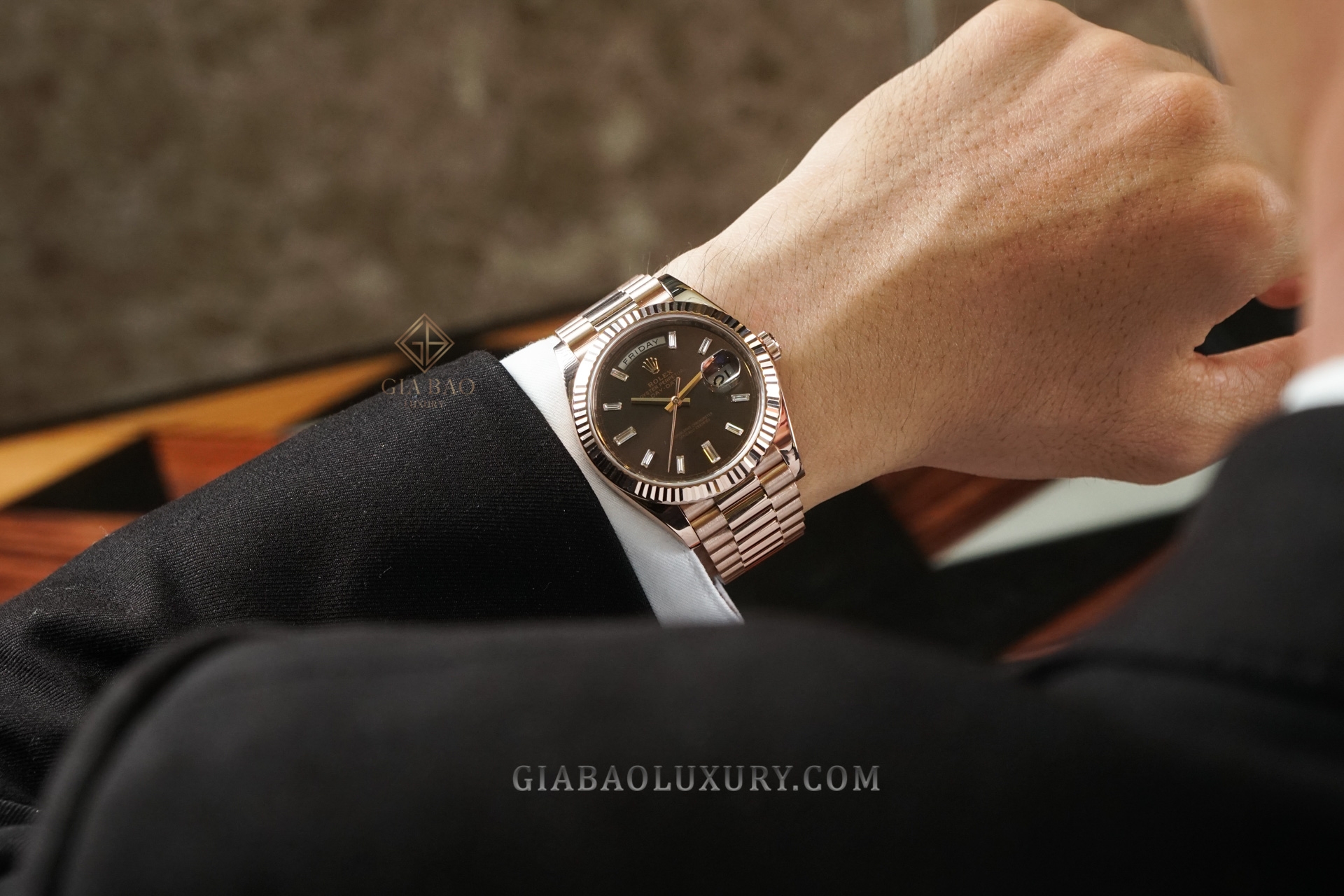 Đồng Hồ Rolex Day-Date 40 228235 Mặt Số Chocolate Nạm Kim Cương
