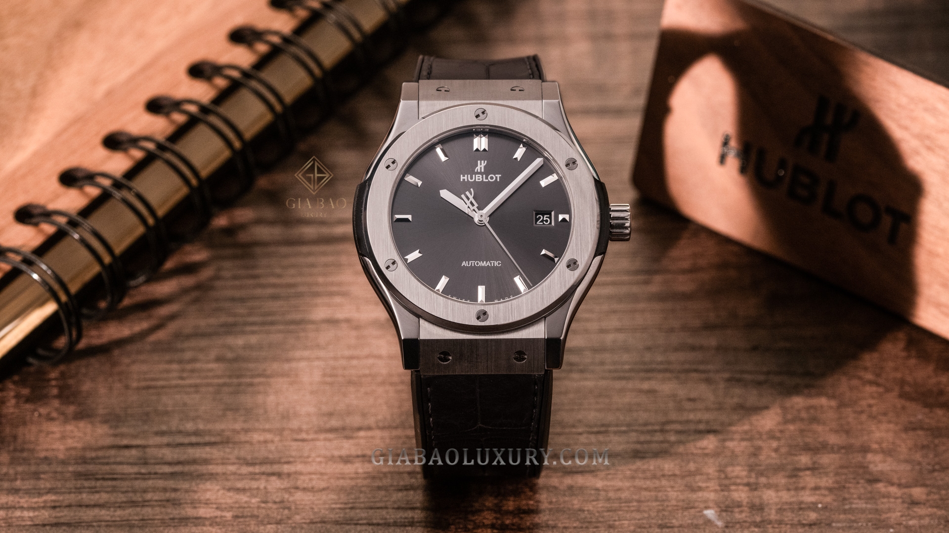 Đồng Hồ Hublot Classic Fusion Racing Grey Titanium 42mm 542.NX.7071.LR