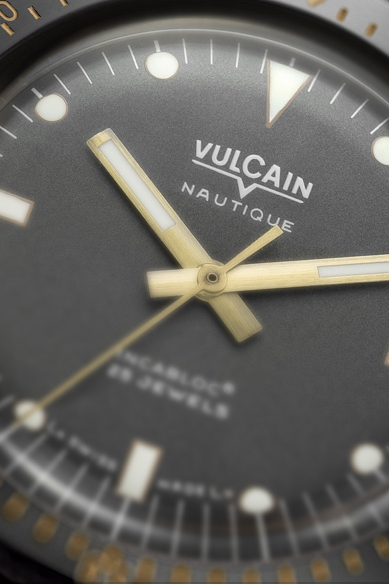 Vulcain, dòng sản phẩm Skindiver Nautique, Ref no: 662170A17, mặt số màu xám