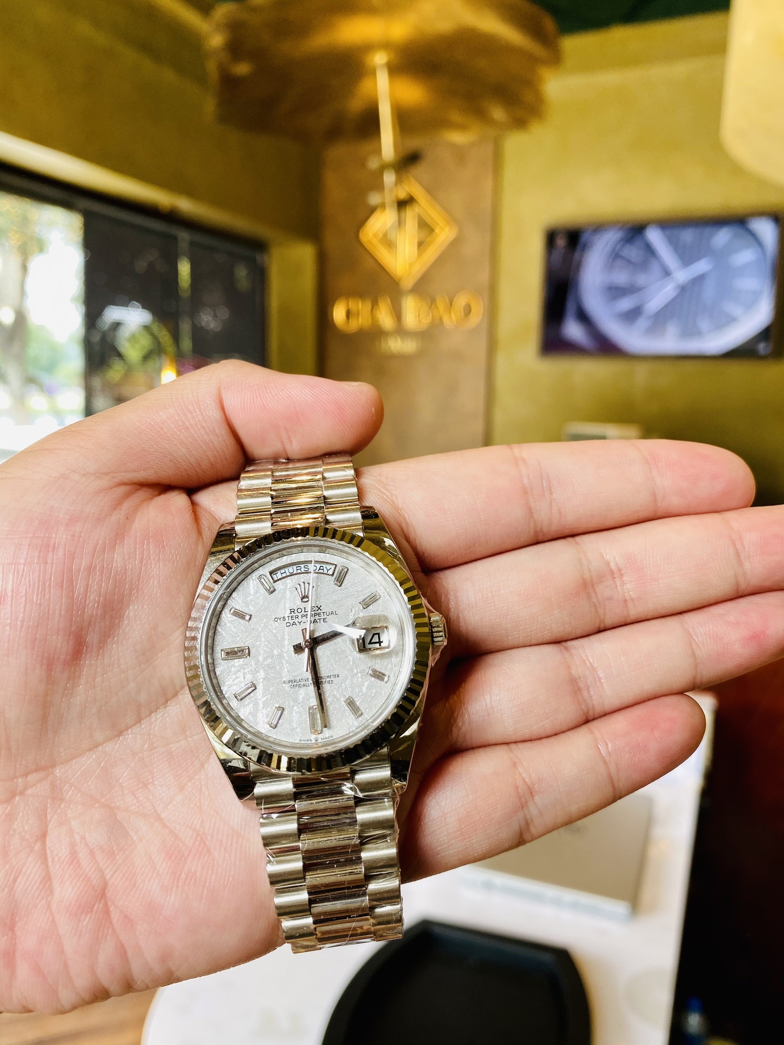 Đồng Hồ Rolex Day-Date 40 228239 Mặt Số Đá Thiên Thạch