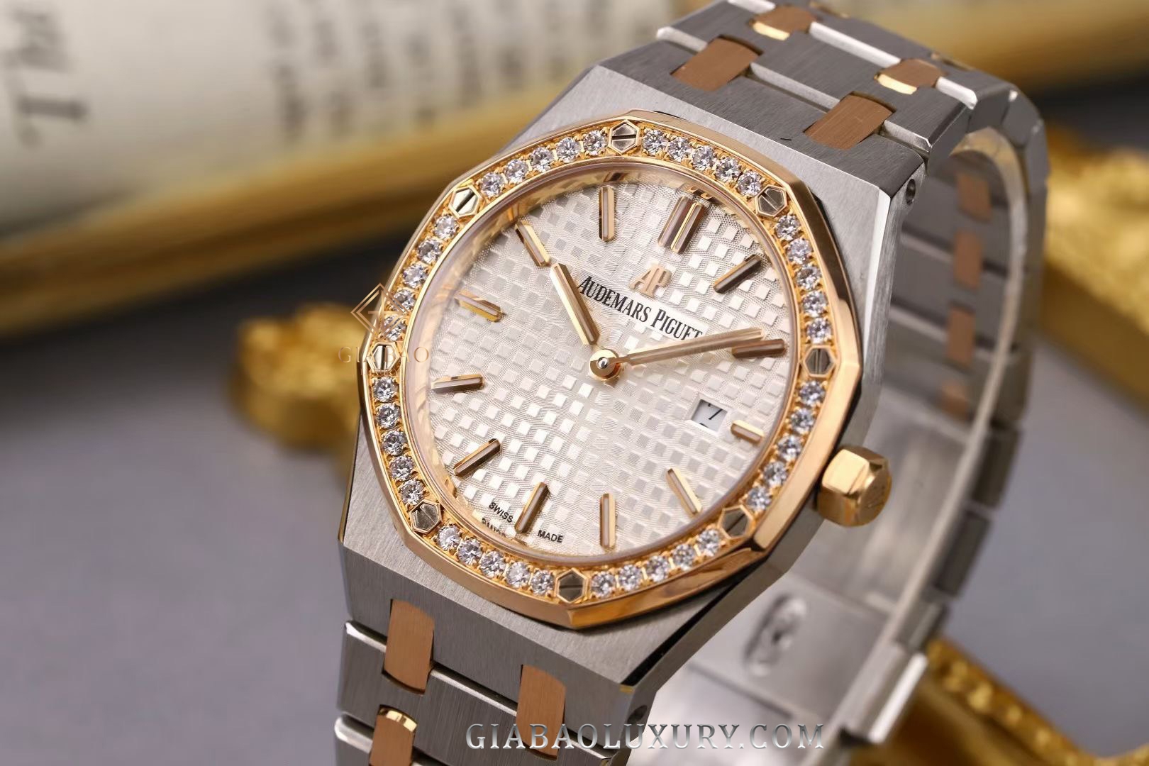 ng h Audemars Piguet Royal Oak Quartz 67651SR.ZZ.1261SR.01