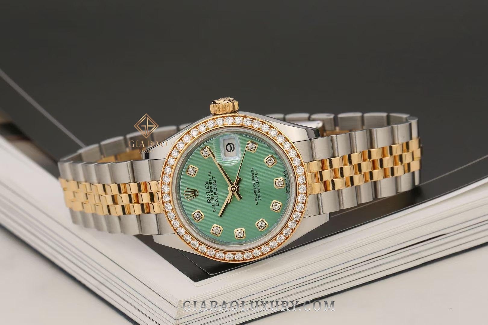 Đồng Hồ Rolex Lady-Datejust 28 279383RBR Mặt Số Xanh Ngọc Nạm Kim Cương