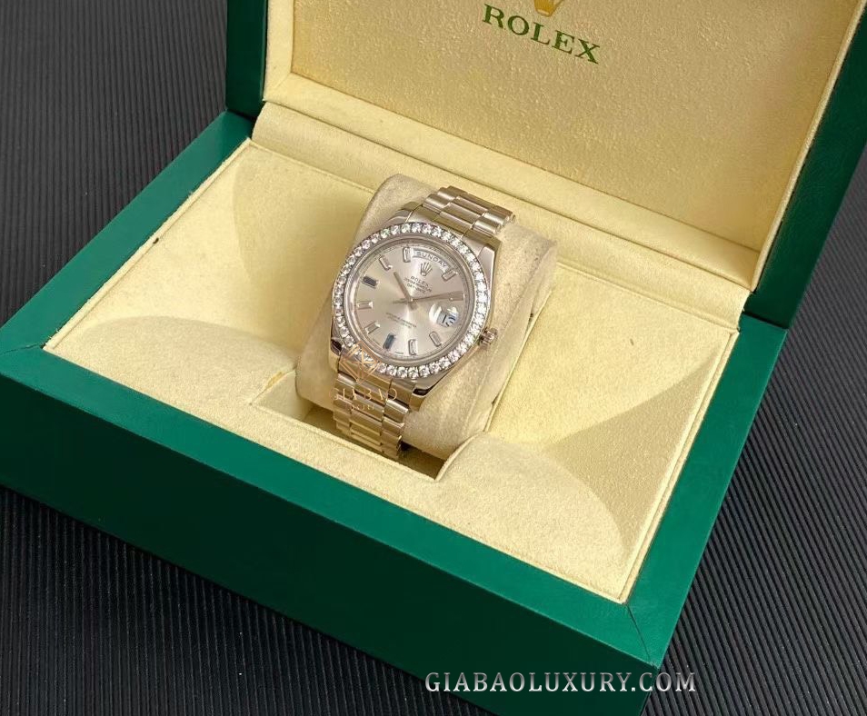 Đồng Hồ Rolex Day-Date II 218349 Mặt Số Bạc Đính Kim Cương Baguette