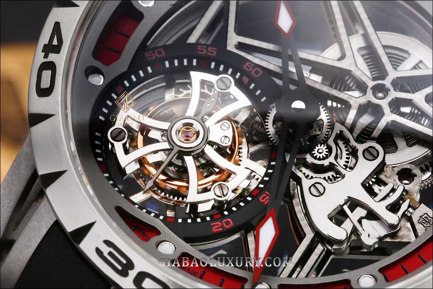 Đồng Hồ Roger Dubuis Excalibur RDDBEX0545