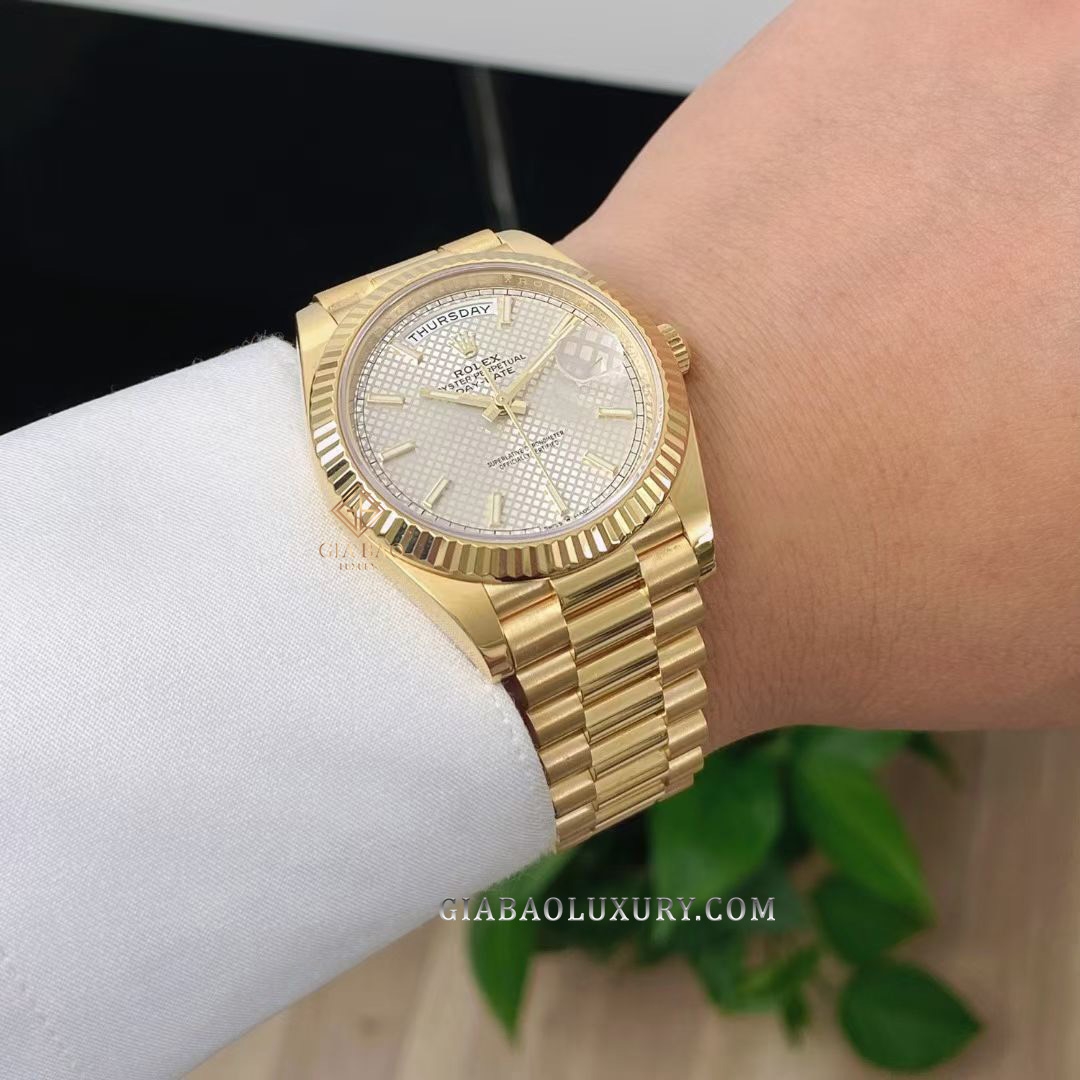Đồng Hồ Rolex Day-Date 40 228238 Mặt Số Bạc Họa Tiết Chéo