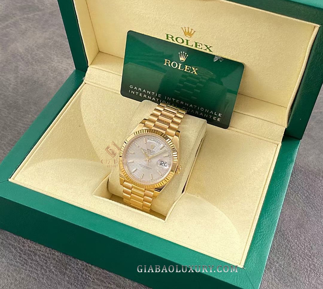 Đồng Hồ Rolex Day-Date 40 228238 Mặt Số Bạc Họa Tiết Chéo