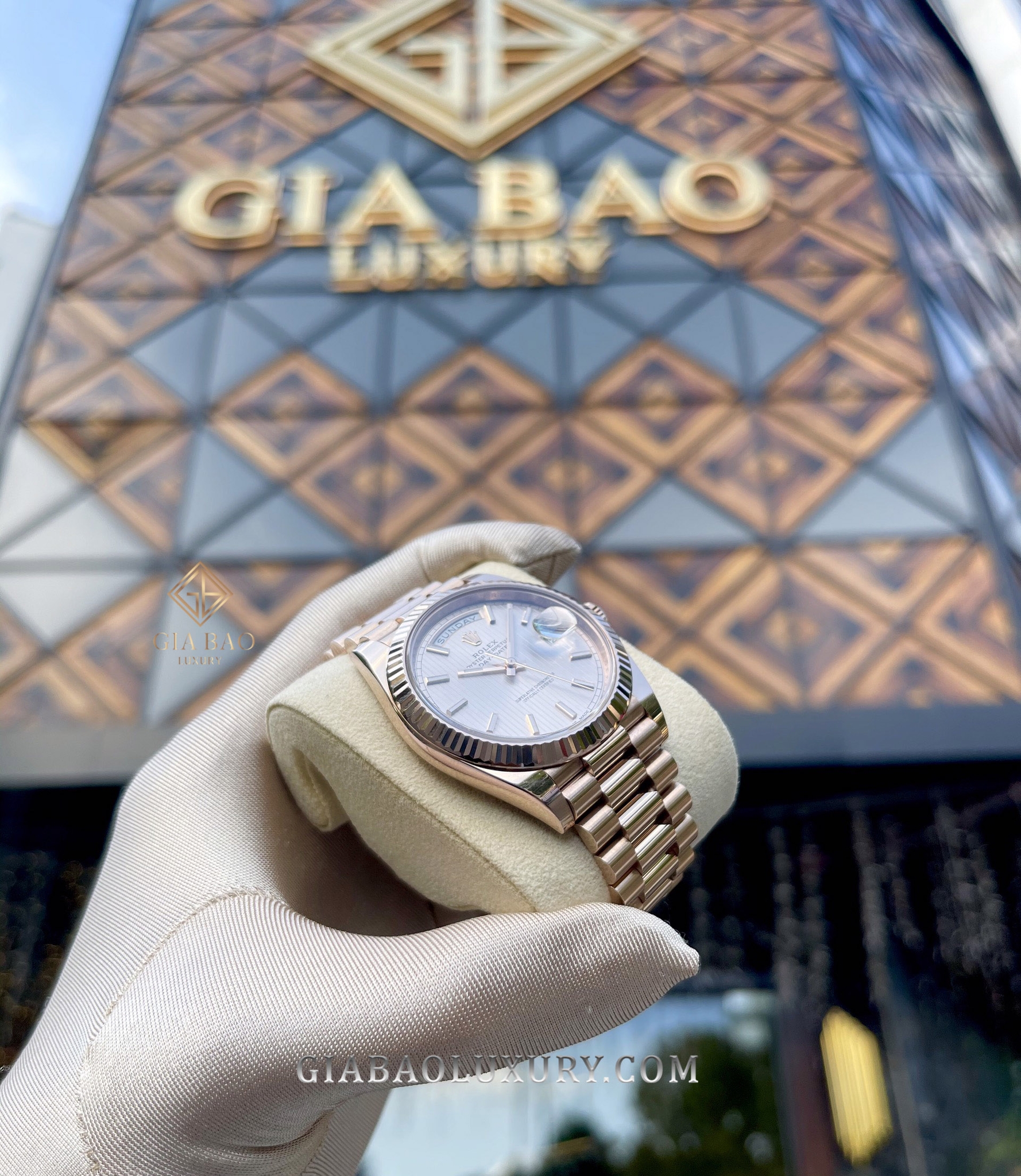 Đồng Hồ Rolex Day-Date 40 228235 Mặt Số Sundust Họa Tiết Sọc