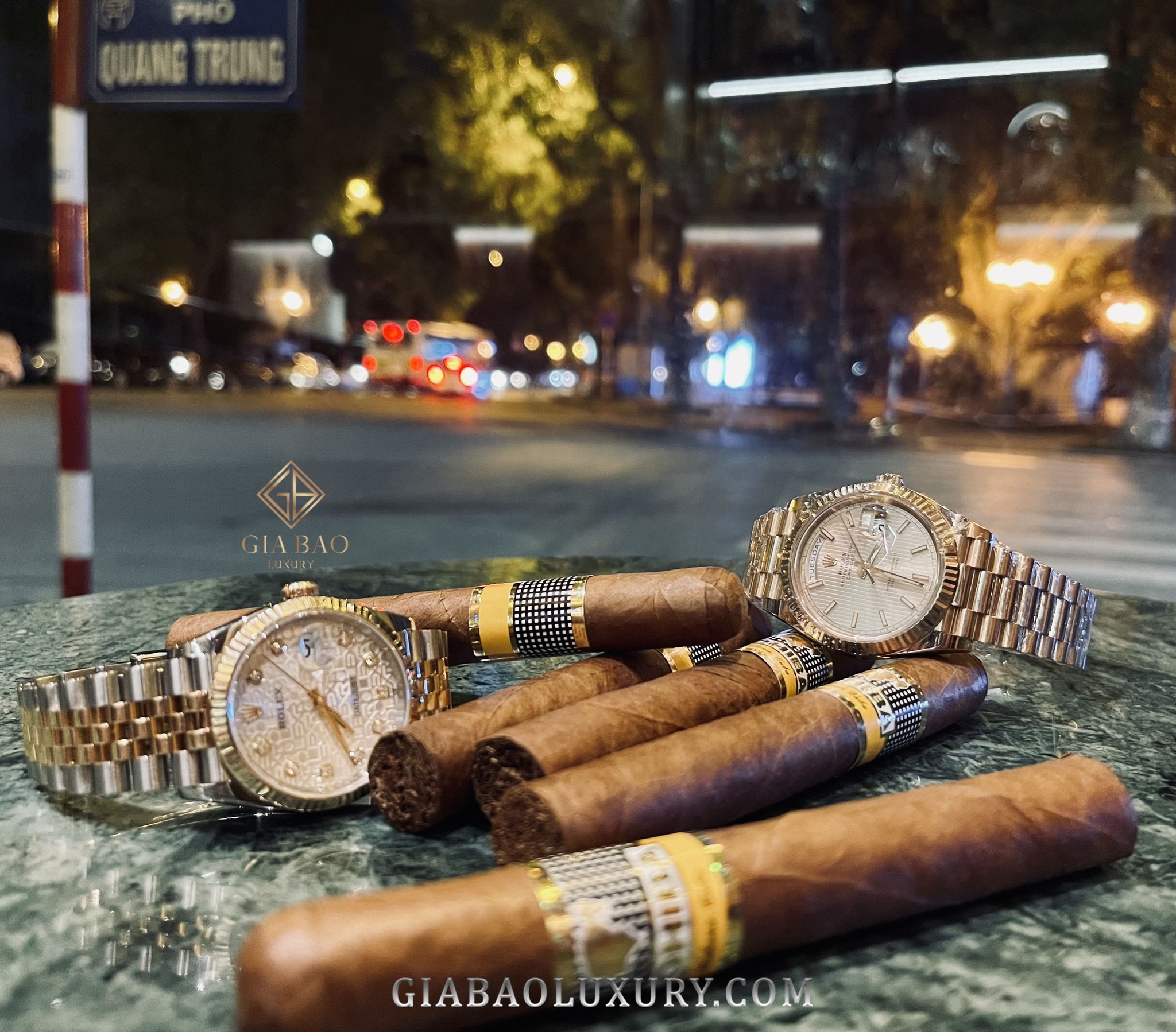 Đồng Hồ Rolex Day-Date 40 228235 Mặt Số Sundust Họa Tiết Sọc