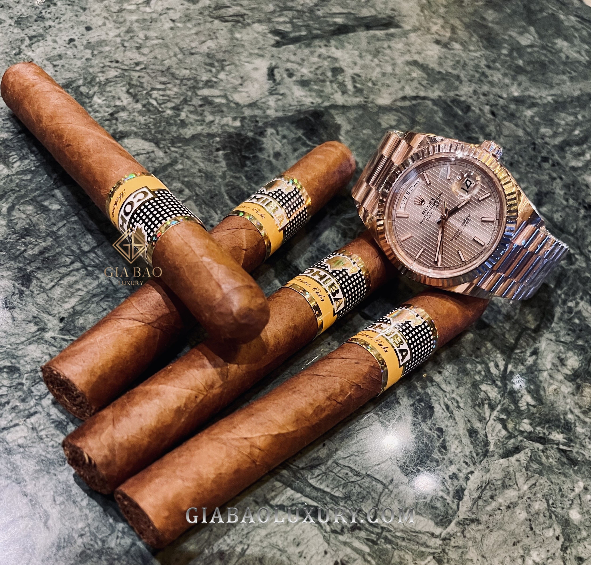 Đồng Hồ Rolex Day-Date 40 228235 Mặt Số Sundust Họa Tiết Sọc