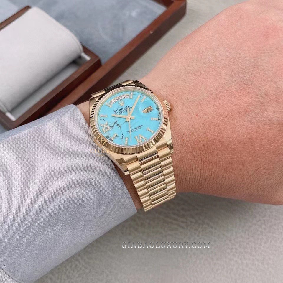 Đồng Hồ Rolex Day-Date 36 128238 Mặt Số Đá Ngọc Lam Cọc Số La Mã Nạm Kim Cương