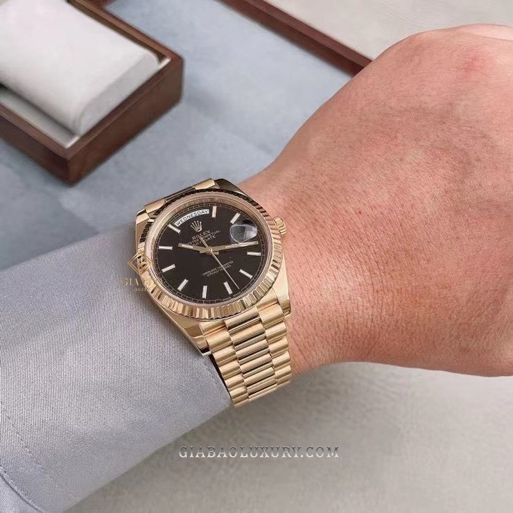 Đồng Hồ Rolex Day-Date 40 228238 Mặt Số Đen Họa Tiết Chéo