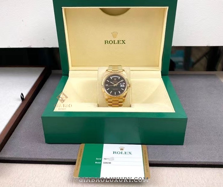 Đồng Hồ Rolex Day-Date 40 228238 Mặt Số Đen Họa Tiết Chéo