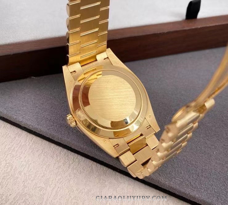 Đồng Hồ Rolex Day-Date 40 228238 Mặt Số Đen Họa Tiết Chéo