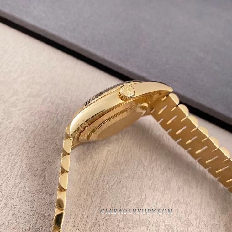 Đồng Hồ Rolex Day-Date 40 228238 Mặt Số Đen Họa Tiết Chéo