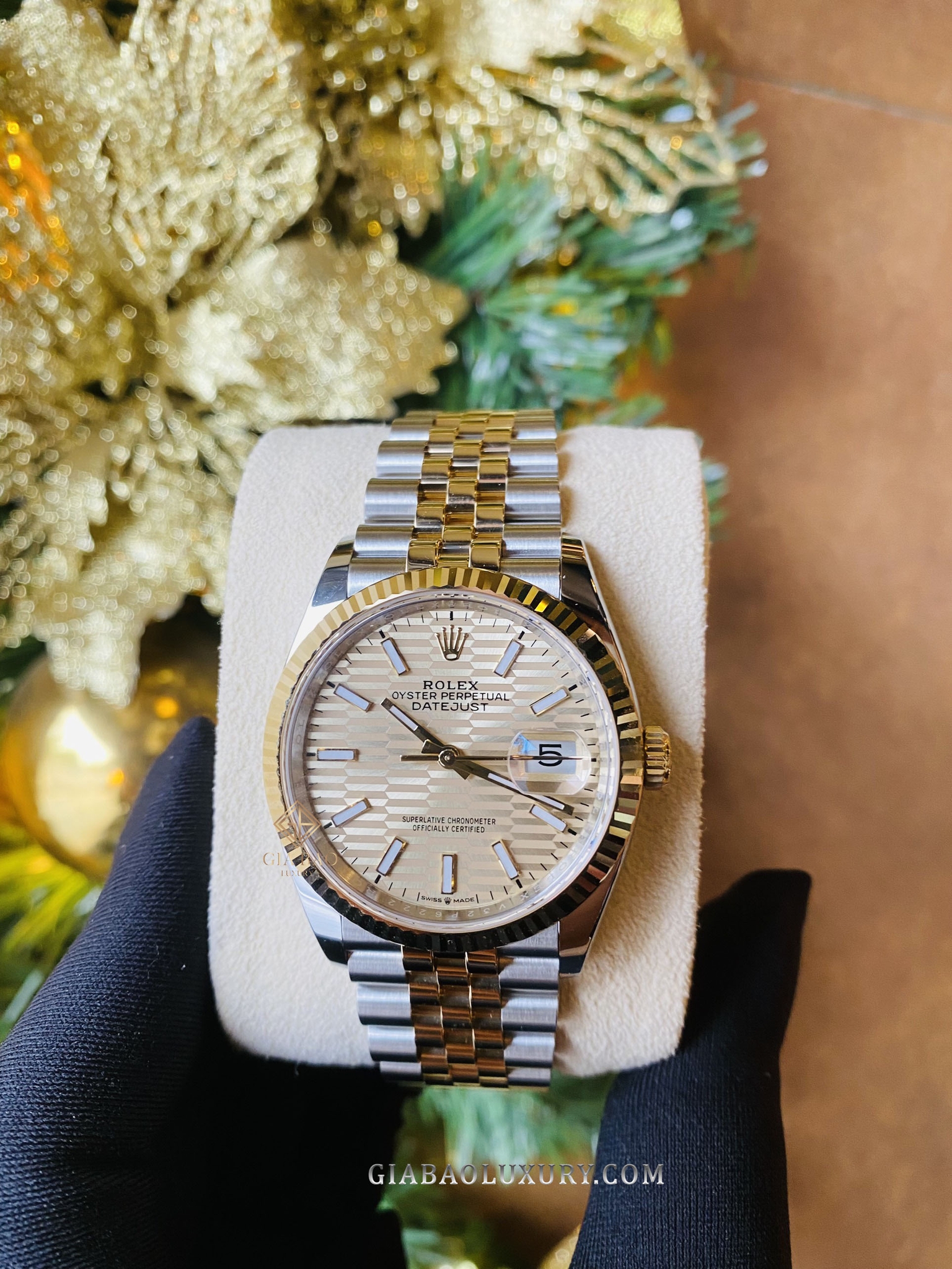 Đồng Hồ Rolex Datejust 36 126233 Mặt Số Vàng Vân Gấp Nếp Cọc Số Dạ Quang