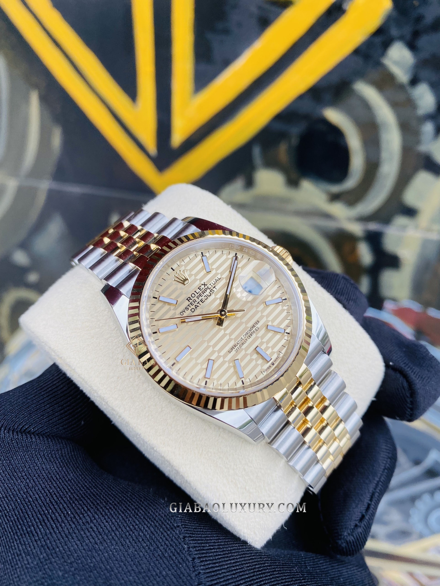 Đồng Hồ Rolex Datejust 36 126233 Mặt Số Vàng Vân Gấp Nếp Cọc Số Dạ Quang