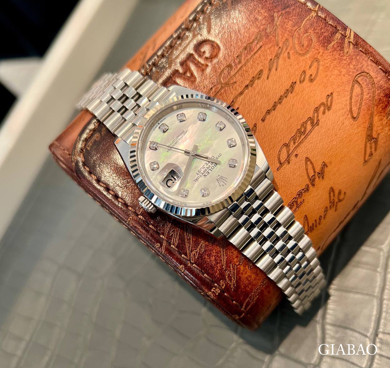 Đồng Hồ Rolex Datejust 36 126234 Mặt Số Vỏ Trai Trắng 